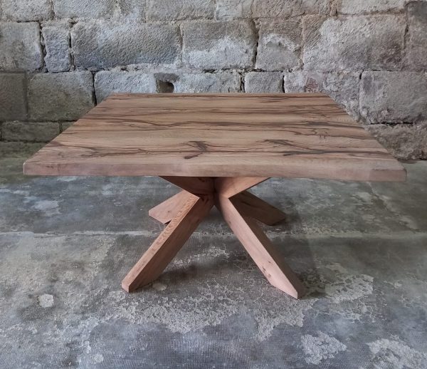 Table carrée en bois