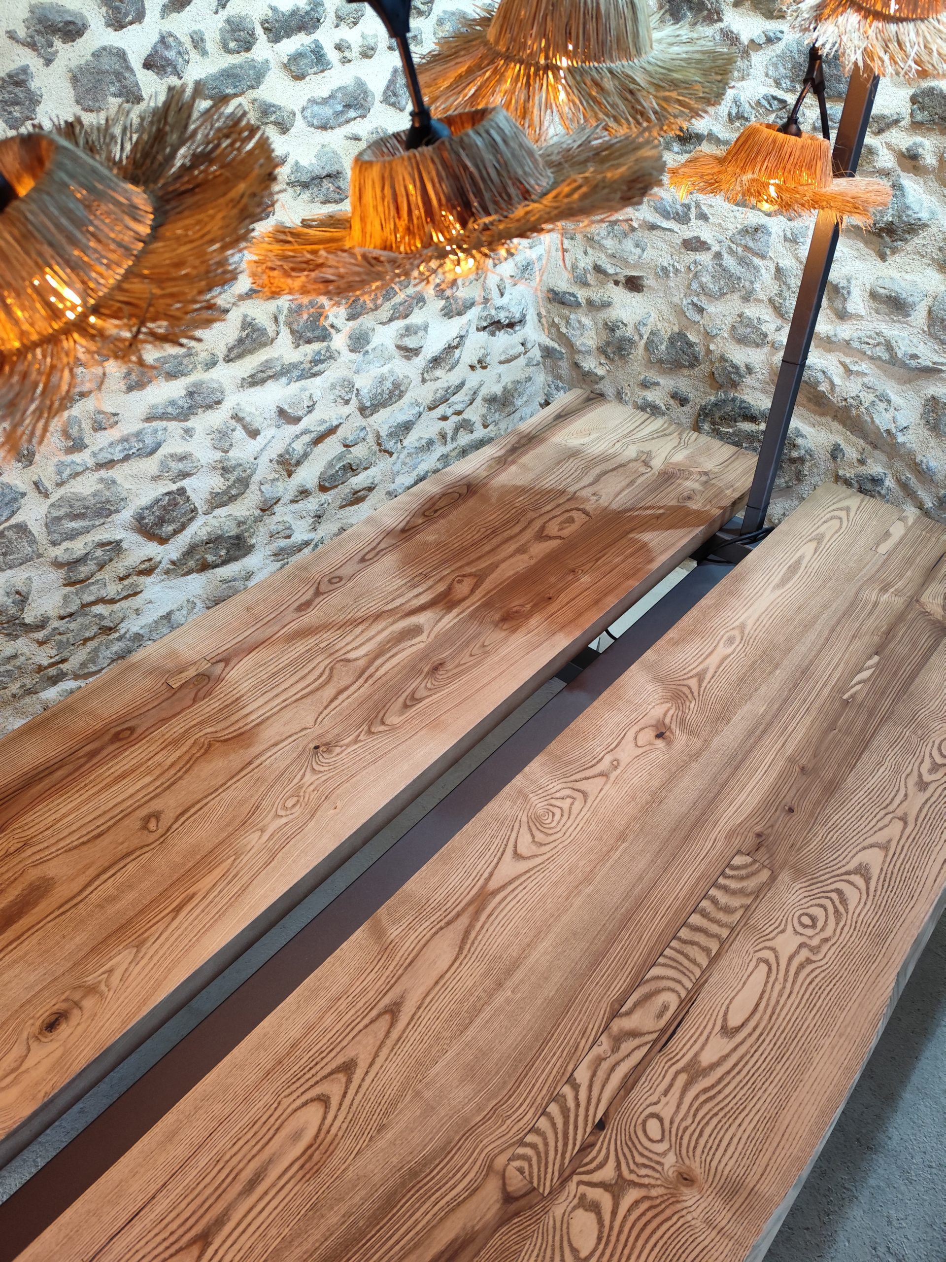 Table de jardin ou d'intérieur en bois massif, style guinguette champêtre et authentique.