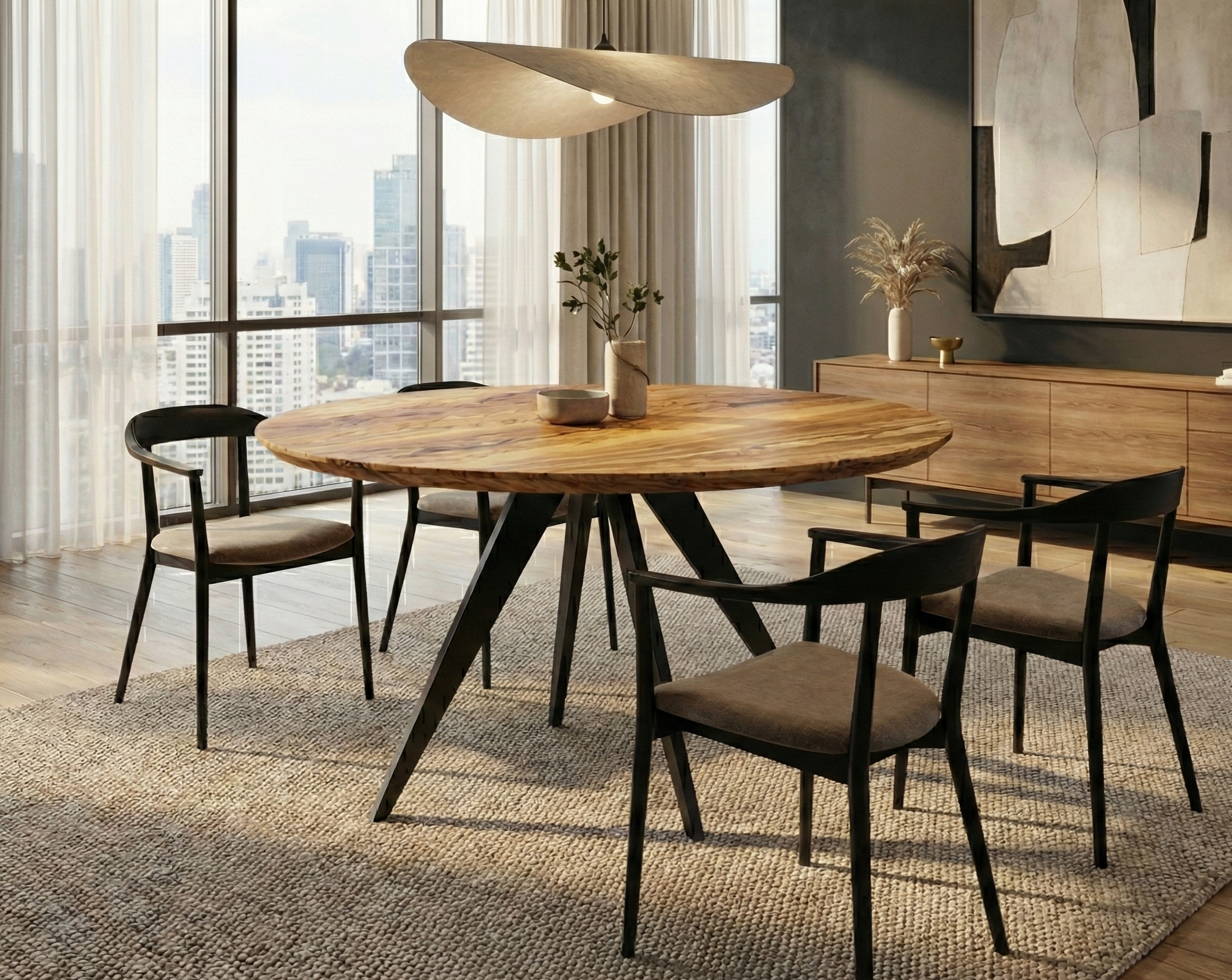 Table bois ronde sur mesure en olivier massif MONACO Table à manger ronde haut de gamme fabriquée sur mesure en bois d'olivier massif avec un veinage apparent, installée dans un intérieur luxueux à Monaco.