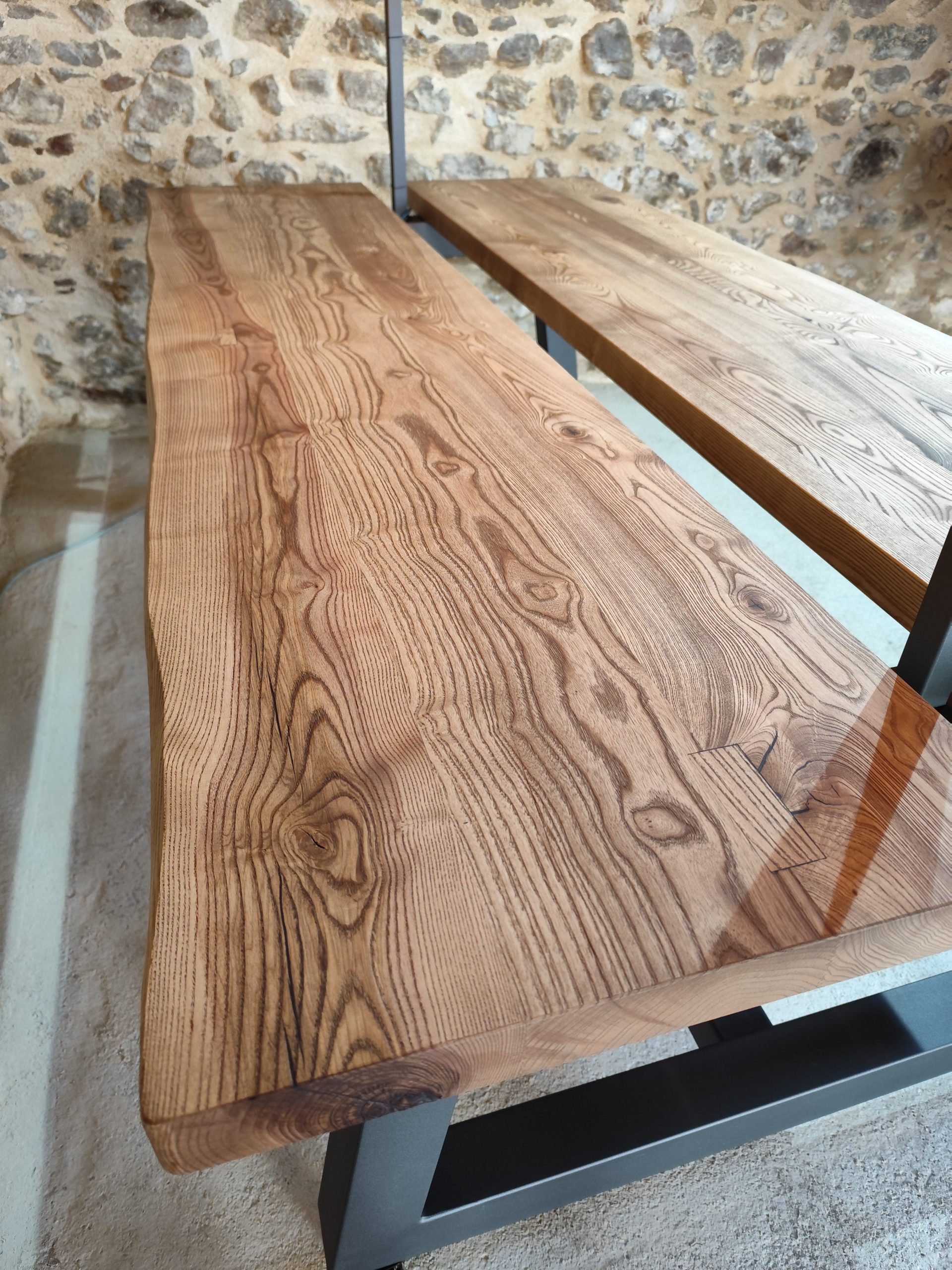 Grande table en bois massif de style Guinguette pour terrasse ou jardin, parfaite pour les événements et l'ambiance festive.