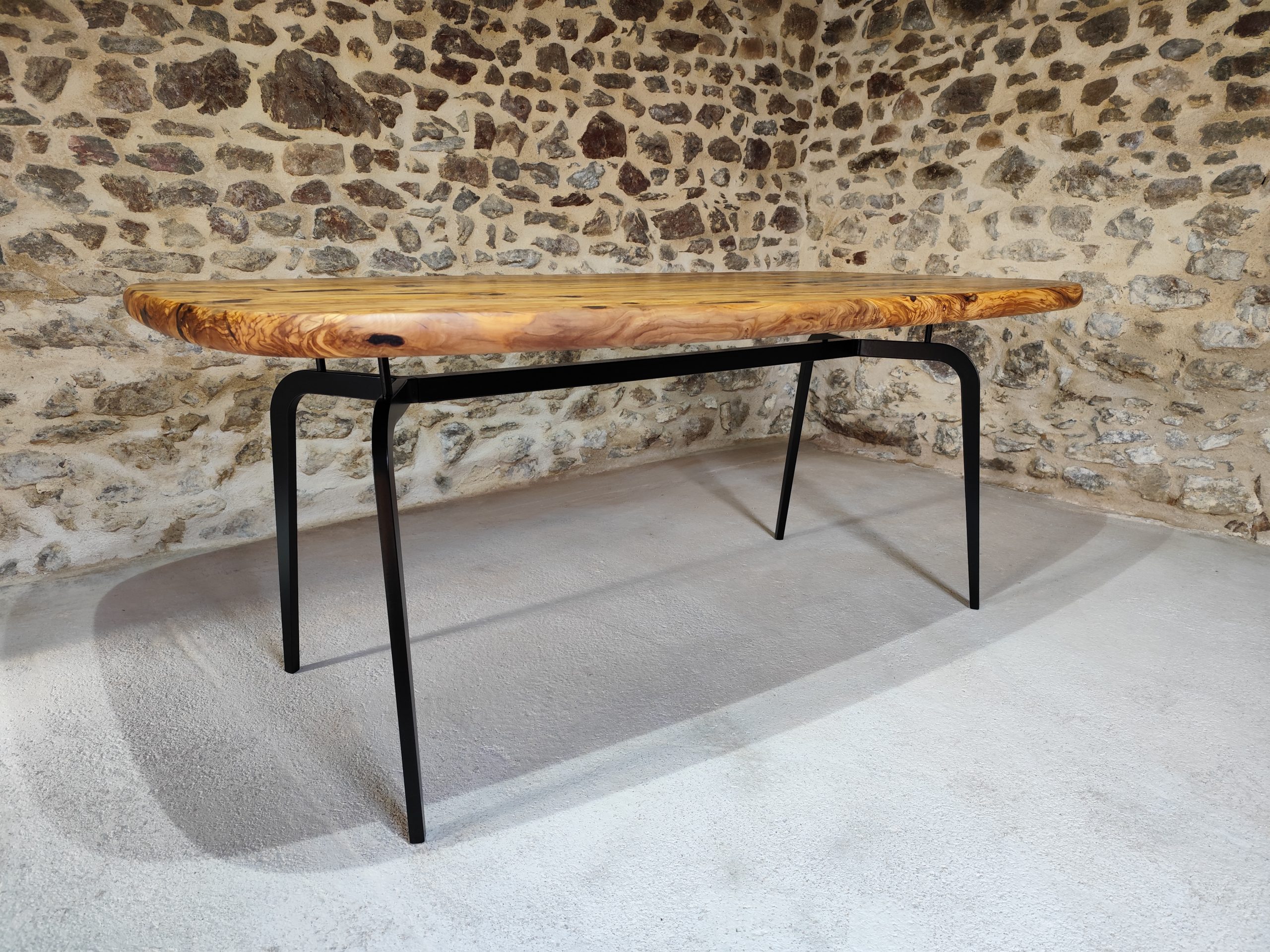 Table sur mesure BORDEAUX Table ovale en bois d'olivier massif BORDEAUX