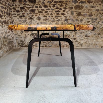 Table de salle à manger haut de gamme en bois d'olivier sur mesure avec une finition protectrice huilée.