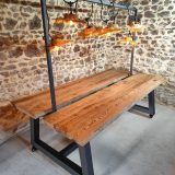 Table guinguette en bois massif avec guirlande. Réalisée sur mesure.