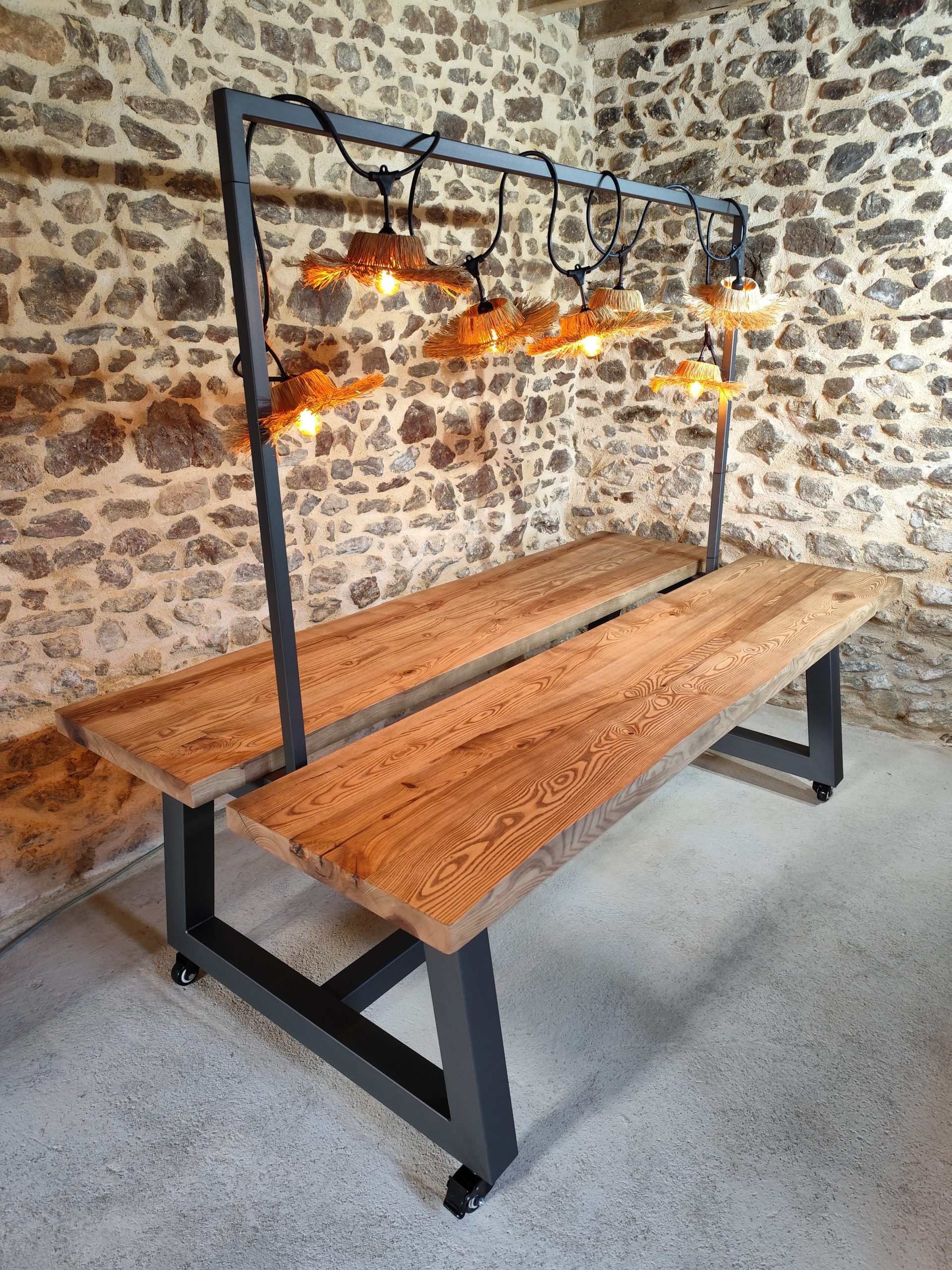 Table sur mesure bois style guinguette Table guinguette en bois massif avec guirlande. Réalisée sur mesure.