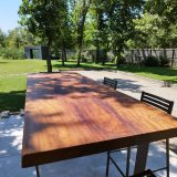 Table de jardin en bois d'une seule pièce