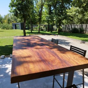 Table de jardin en bois d'une seule pièce