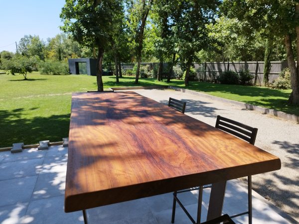 Table de jardin en bois d'une seule pièce