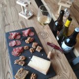 Gros plan sur le centre d'une table guinguette montrant une goulotte en creux conçue pour accueillir des bouteilles, des décorations ou faire passer des câbles.