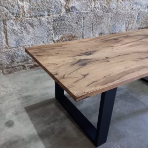 Jolie table en bois massif