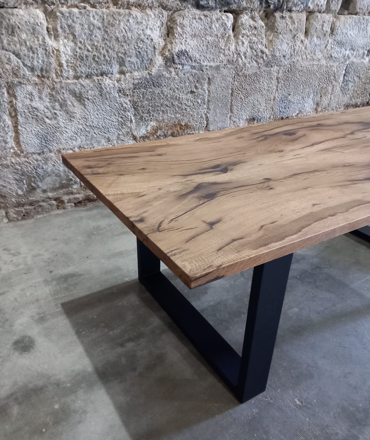 Jolie table en bois massif Jolie table en bois massif