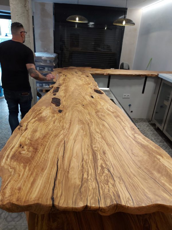 Dessus de bar en bois massif sur mesure. Qualité premium.