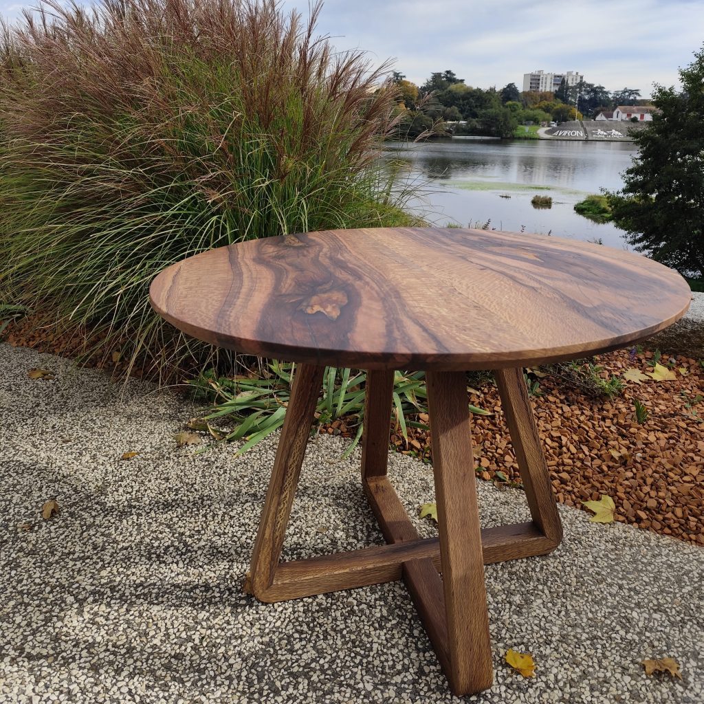 Table à manger ronde en bois massif de yeuse (chêne vert), finition vernis ultra mat, vue d'ensemble.