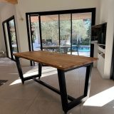 Table AIX en olivier dans un intérieur moderne et lumineux, contrastant avec la décoration blanche.