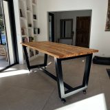 Table AIX en bois d'olivier massif et piètement industriel acier noir sur roulettes, design moderne sur mesure.