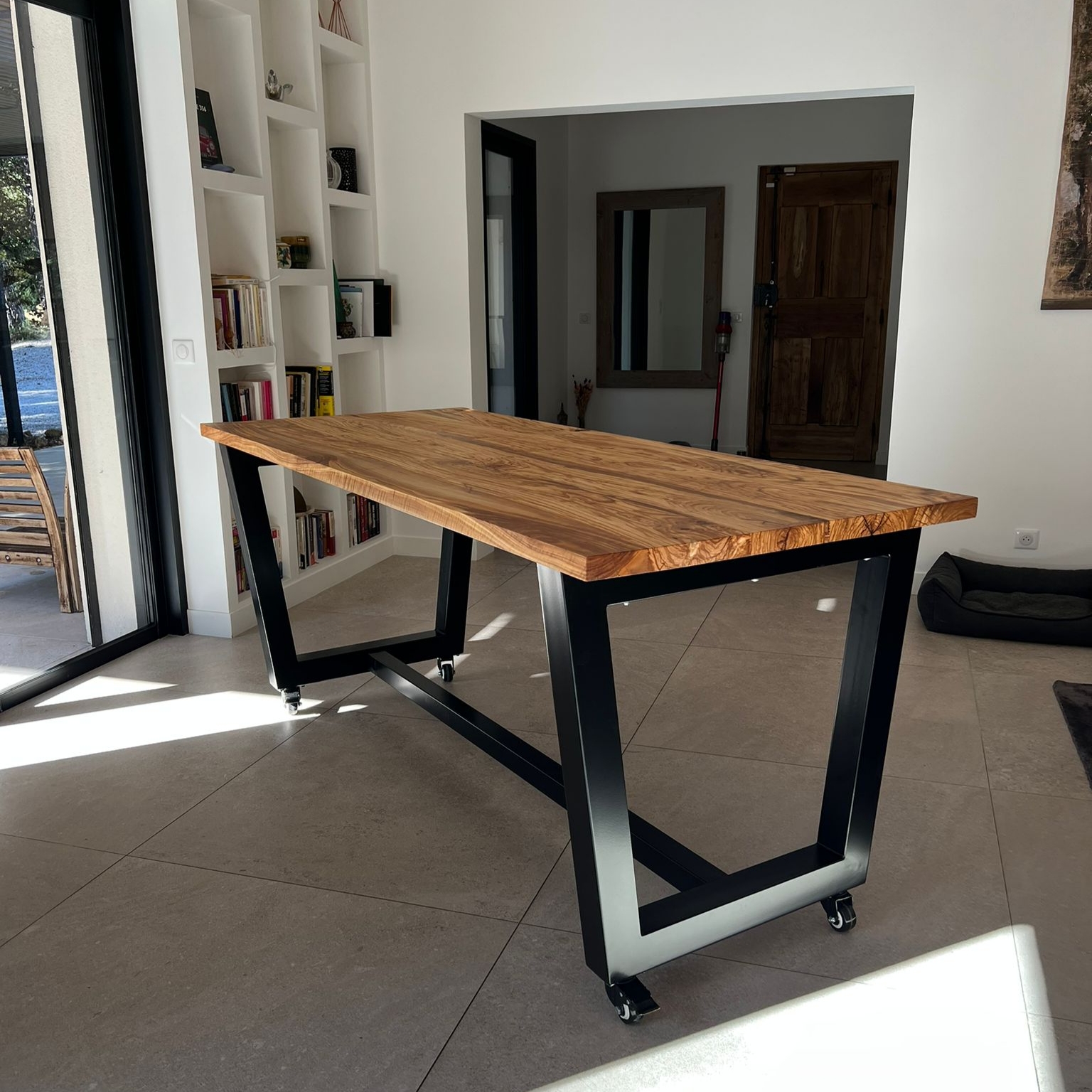 table-aix-olivier-massif-acier-industriel-roulettes Table AIX en bois d'olivier massif et piètement industriel acier noir sur roulettes, design moderne sur mesure.