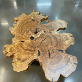 Table de salon haut de gamme en olivier rare, forme ronde organique. Modèle Ramatuelle