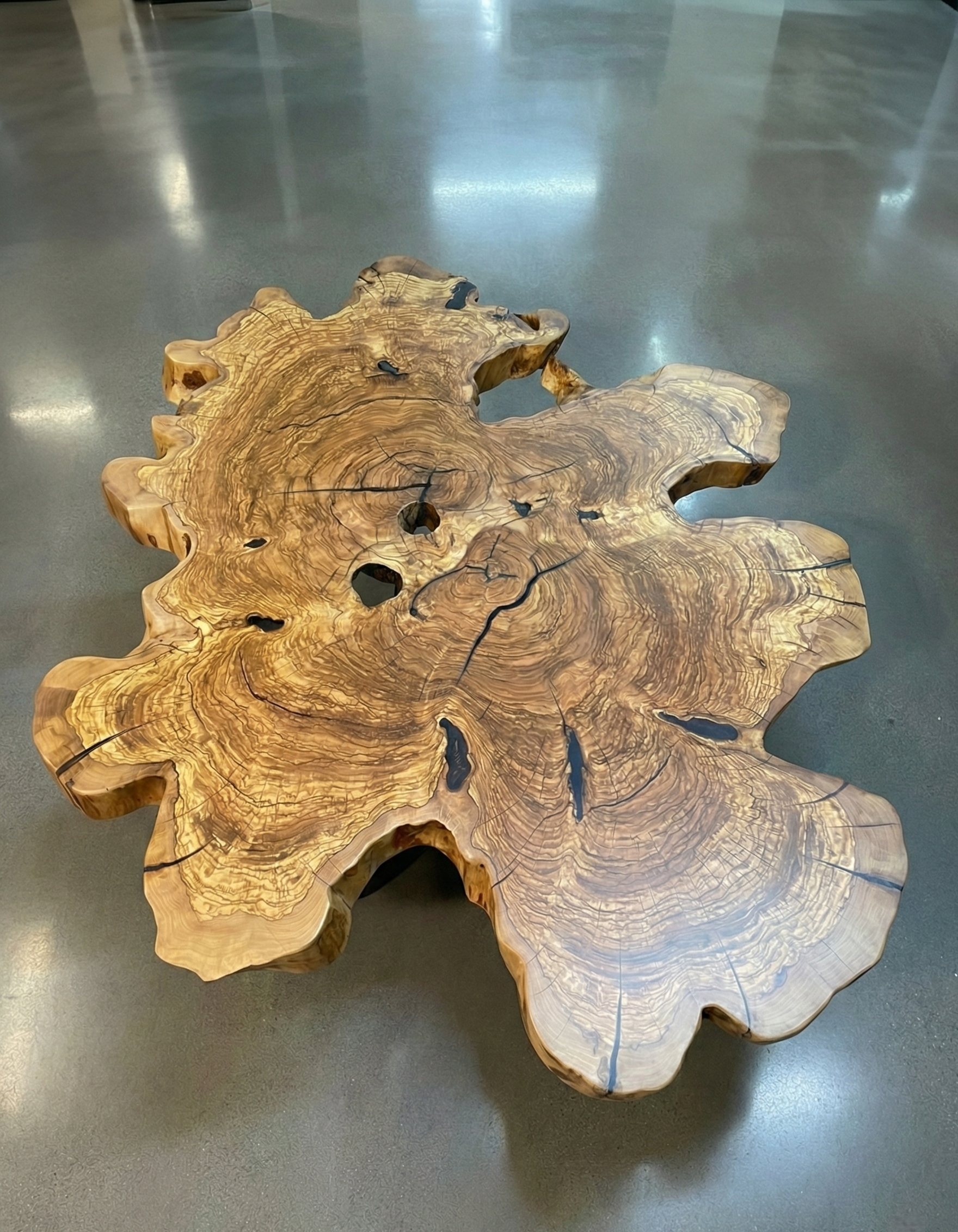 Table de salon haut de gamme en olivier rare, forme ronde organique. Modèle Ramatuelle