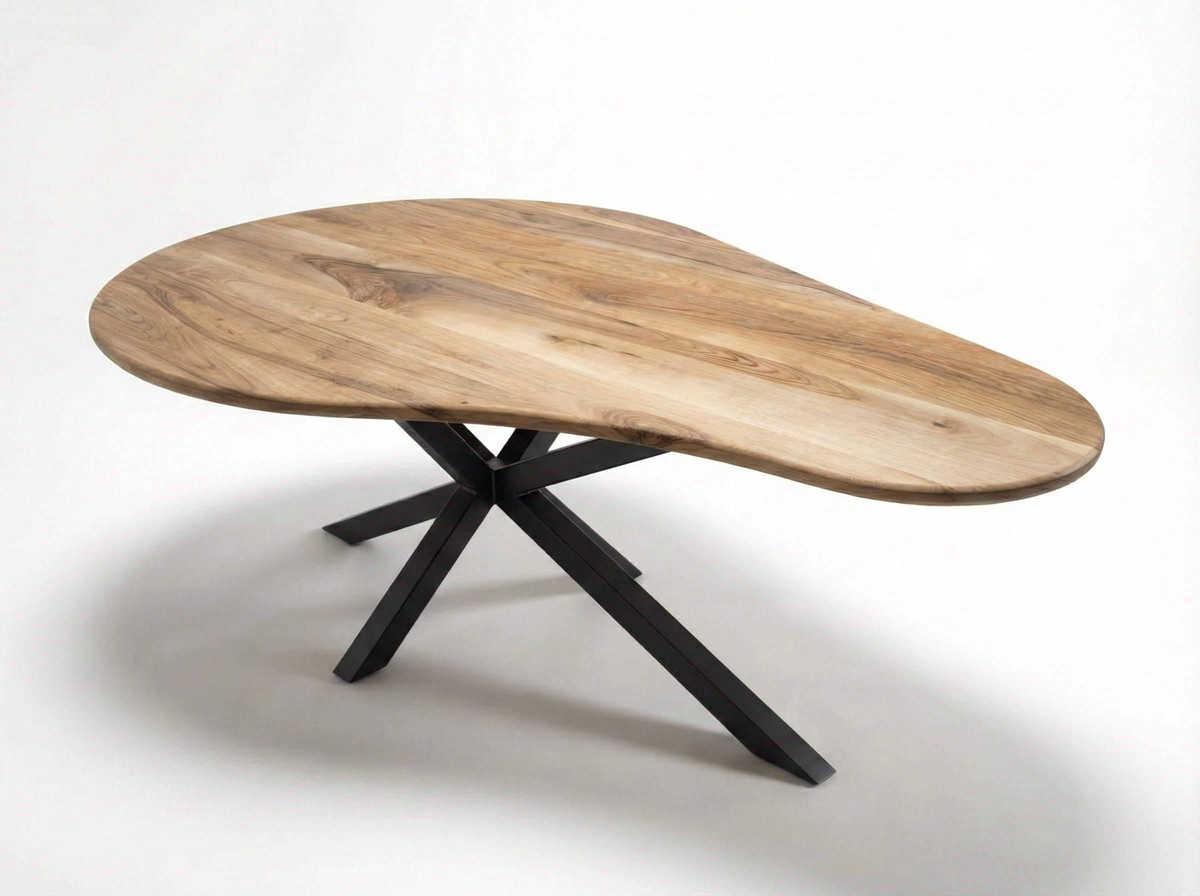 table goutte eau galet sur mesure Table sur mesure en forme de galet. / goutte d'eau. Plateau en noyer massif.