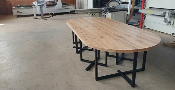 Table modulaire en bois massif déployée pour recevoir 8 à 10 couverts