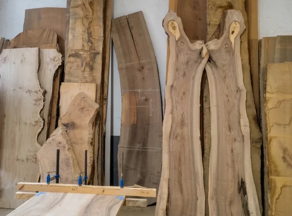 Atelier de la Maison PIHANA à Roanne, ébéniste créant une table de salle à manger en bois massif pour un client à Lyon.