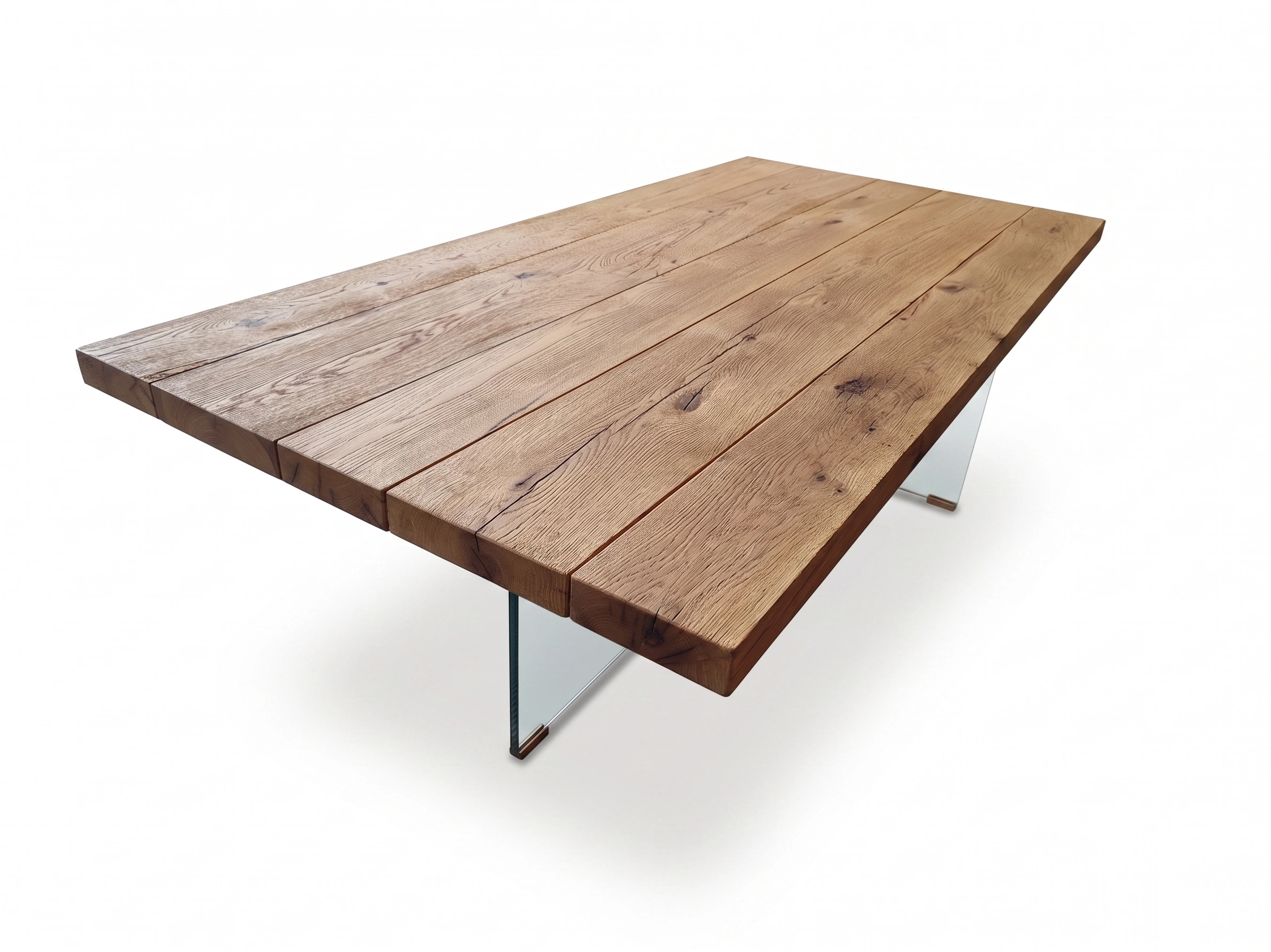 Détail bois rustique et verre - Table MENTON Gros plan sur le plateau en chêne massif au toucher rustique et brossé de la table MENTON, montrant la fixation discrète du pied en verre.