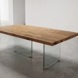 Un plateau de chêne comme en apesanteur. Illusion grâce aux panneaux en verre.