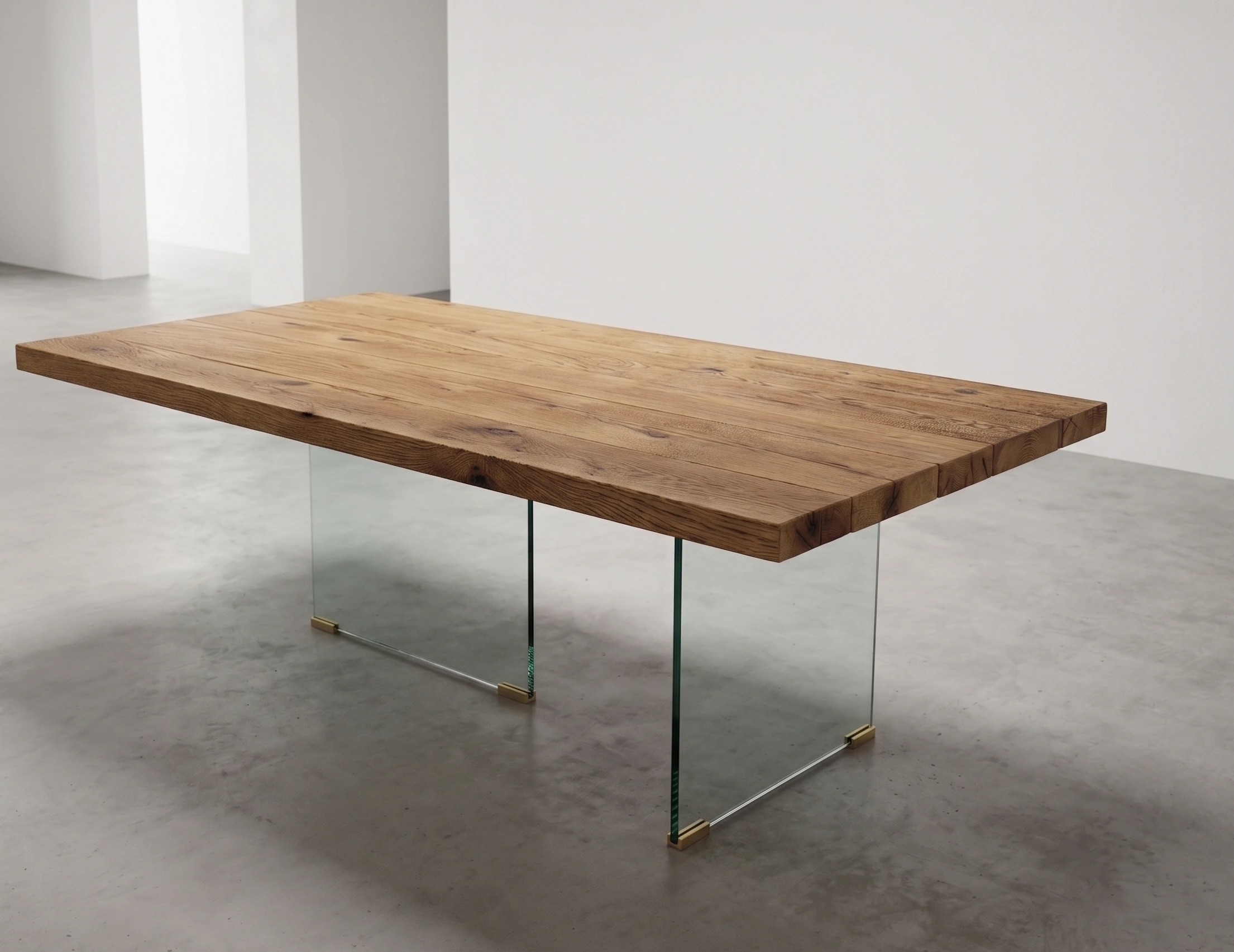 Table en bois massif de chêne effet lévitation Un plateau de chêne comme en apesanteur. Illusion grâce aux panneaux en verre.