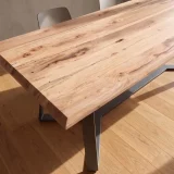 Vue du dessus d'un plateau de table en hêtre massif montrant la qualité des assemblages PIHANA ainsi que les bords biseautés.