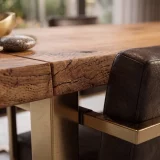 Détail du plateau en chêne massif live edge et piètement métal thermolaqué