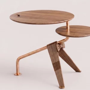 Table d'appoint de créateur en noyer massif avec deux plateaux circulaires, structure en acier et nœud papillon en bois sculpté.