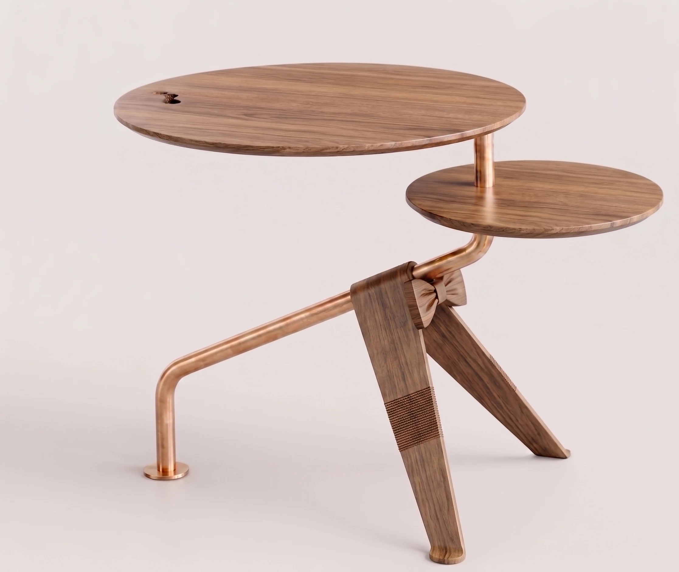 MAJORDOME — Table d'appoint en noyer massif par Pihana Table d'appoint de créateur en noyer massif avec deux plateaux circulaires, structure en acier et nœud papillon en bois sculpté.